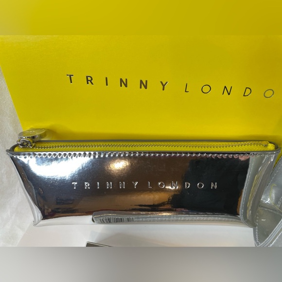 Trinny London brush, bag, towel gift set - Picture 4 of 12